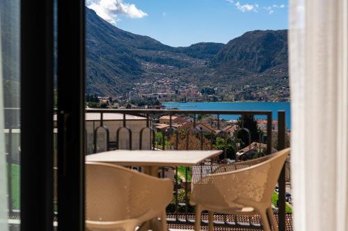 einen Balkon mit Aussicht, einem Tisch und Stühlen in der Unterkunft Bonita Residence in Dobrota