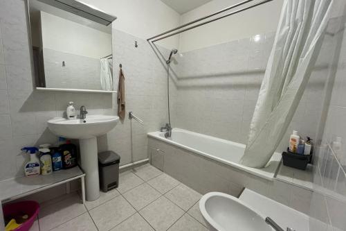 ein Badezimmer mit einem Waschbecken, einem WC und einer Badewanne in der Unterkunft Spacious cocoon in Narbonne in Narbonne