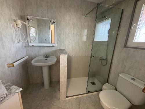 ラ・ピネーダにあるAlea Rentals - Cye 5のバスルーム(シャワー、洗面台、トイレ付)