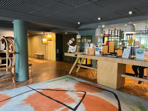 une chambre avec un comptoir et une table dans une pièce dans l'établissement Appart-hôtel Porte de Versailles, à Issy-les-Moulineaux