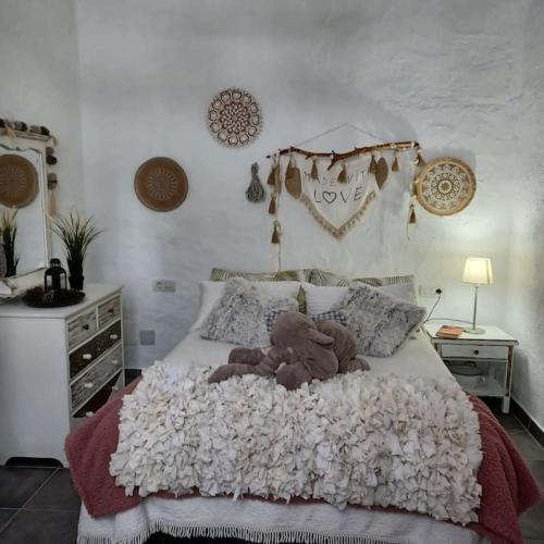 un osito de peluche tirado en una cama en un dormitorio en Apartamento Cabo Rubio, en La Guancha