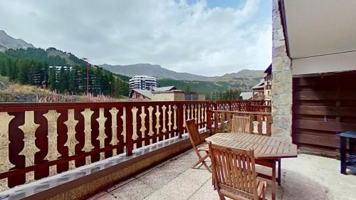 uma varanda com uma mesa e cadeiras. em CASA-Amelie terrace with view and parking em Vars