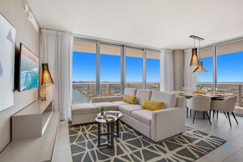 ein Wohnzimmer mit Sofa und Tisch in der Unterkunft Luxury with stunning view, Balcony, Amazing Pools in Hollywood