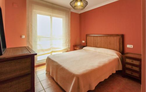 - une chambre rouge avec un lit et une fenêtre dans l'établissement Gorgeous Apartment In Estepona With House Sea View, à Estepona