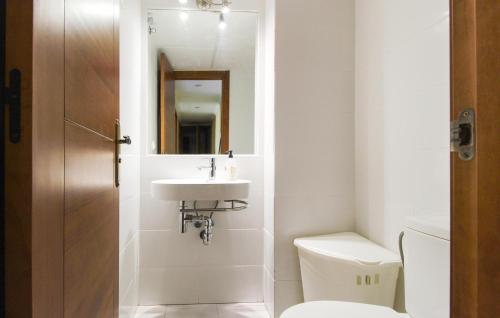 La salle de bains blanche est pourvue d'un lavabo et de toilettes. dans l'établissement Gorgeous Apartment In Estepona With House Sea View, à Estepona