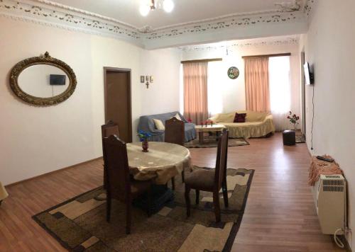 - un salon avec une table et un canapé dans l'établissement Guest house, à Zugdidi