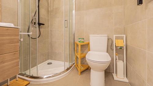 ein Bad mit einem WC und einer Dusche in der Unterkunft VacationClub - Apartamenty Zakopiańskie Apartament 144 in Zakopane