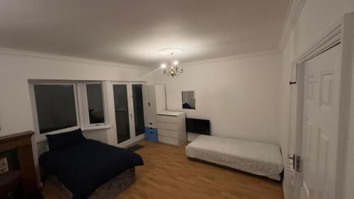 um quarto com uma cama e uma cadeira em Huge Family Room Clontarf House-4 em Dublin
