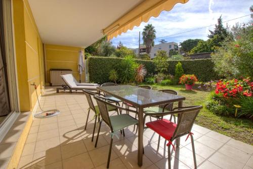 d'une terrasse avec une table et des chaises en verre. dans l'établissement Golfe Juan - 4 People - Swimming Pool - Private Parking, à Vallauris