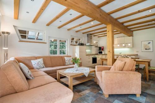 ein Wohnzimmer mit 2 Sofas und einem Tisch in der Unterkunft Ferienhof Männle in Gengenbach