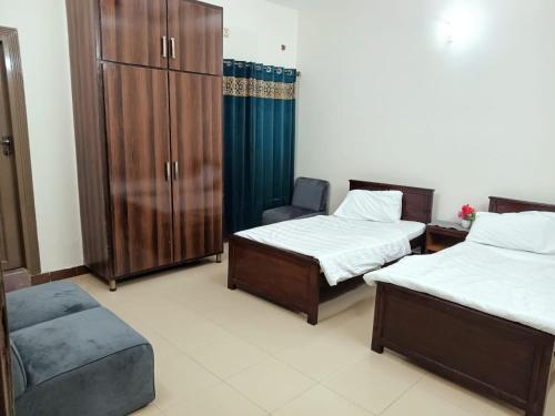 Cama o camas de una habitación en Capital Guest House, Islamabad near Bahria Town , Rawalpindi