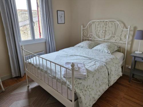 une chambre avec un lit blanc et une fenêtre dans l'établissement Maison Rouge, à Montagne