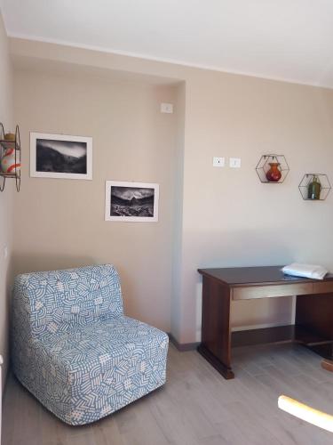 a room with a desk and a chair and a table at IL CORTILE DI GRETA in Lu