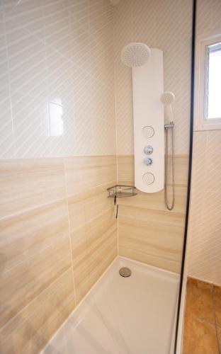 a bathroom with a shower with a tub at Chalet El Garxal Riumar Pura Natura in Riumar