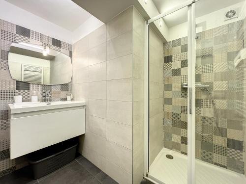 une salle de bain avec douche et lavabo dans l'établissement Antibes chez Elodie, à Antibes