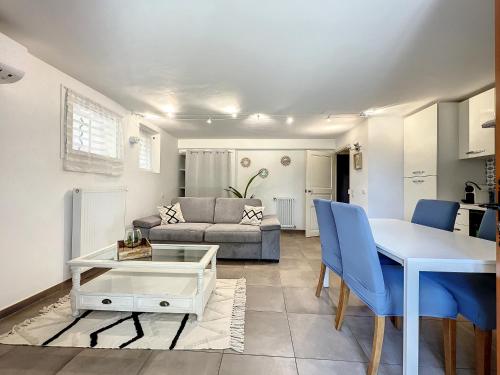 un salon avec un canapé, une table et des chaises dans l'établissement Antibes chez Elodie, à Antibes