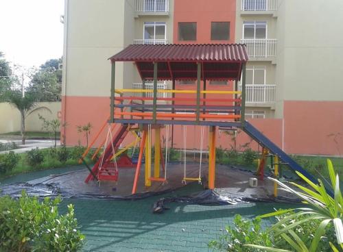 een speeltuin voor een gebouw bij Apt. Mello 2/4, wifi, piscina. in Ananindeua