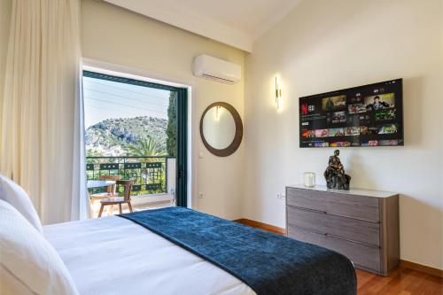 um quarto com uma cama e uma grande janela em Vouliagmeni Athenian Riviera Villa em Atenas