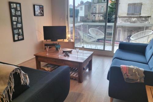 un salon avec deux canapés et une table basse dans l'établissement Touquet nest near the beach, à Le Touquet-Paris-Plage