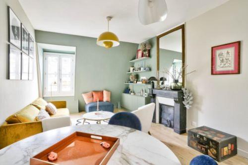 - un salon avec un billard au milieu dans l'établissement Charming love nest in Paris, à Paris