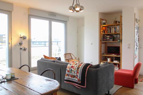 un salon avec un canapé et une table dans l'établissement Spacious cocoon with parking, à Aubervilliers