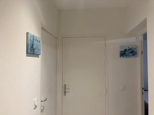 Una puerta blanca en una habitación con pasillo en Les studios de Philibert, en Figeac
