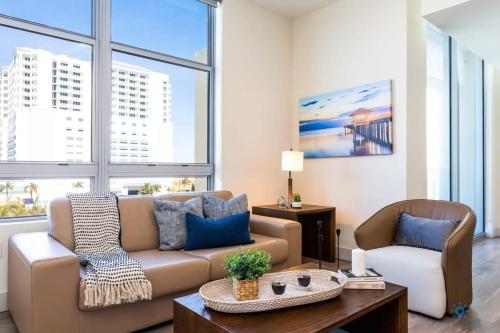 Гостиная зона в Rooftop Pool- Gym - Hollywood Beach Broad - walk