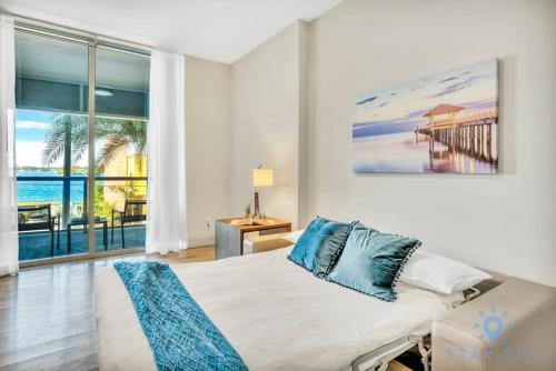 מיטה או מיטות בחדר ב-Apartment with Bay View Balcony - Pool - Up To 6 - Gym