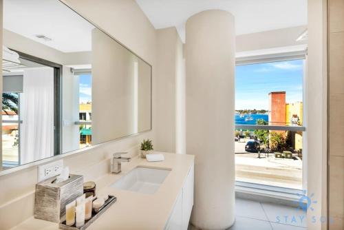 Ένα μπάνιο στο Apartment with Bay View Balcony - Pool - Up To 6 - Gym