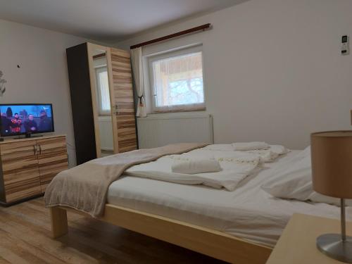 Posteľ alebo postele v izbe v ubytovaní Potyka Apartman