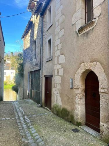 Une allée avec deux entrées pour un bâtiment ancien dans l'établissement Appartement neuf, centre-ville, à Argenton-sur-Creuse