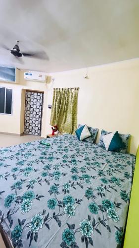 Ένα ή περισσότερα κρεβάτια σε δωμάτιο στο Sun India Guest House