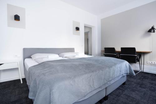 Кровать или кровати в номере Stilvolle Apartments in Bonn I home2share