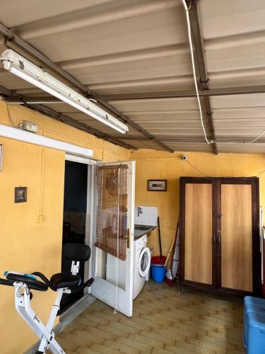 een kamer met een loopband en een kamer met een fitnessruimte bij COME a CASA TUA - LAVAGNA in Lavagna