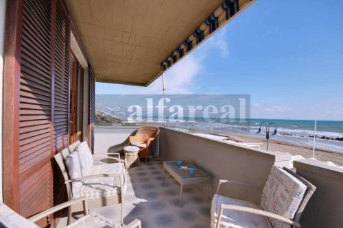 Photo de la galerie de l'établissement Clodia, terrazza vista mare e posto auto a soli 50 m dal mare! by Alfareal, à Castiglione della Pescaia