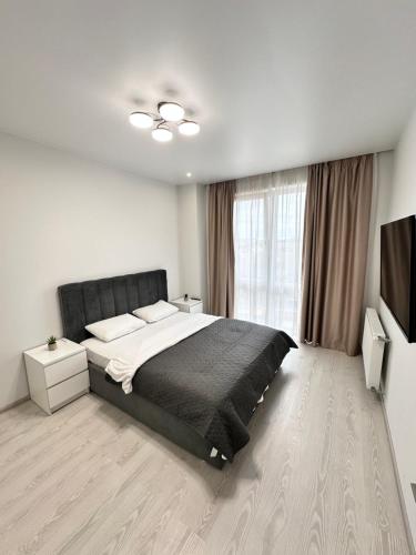 una camera con un grande letto e una finestra di Luxury Apartments Prestige a Užhorod