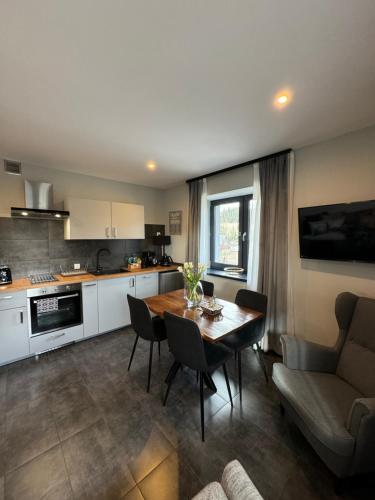 Kuchyň nebo kuchyňský kout v ubytování Framptons Murzasichle Luxury Apartments tylko dla dorosłych