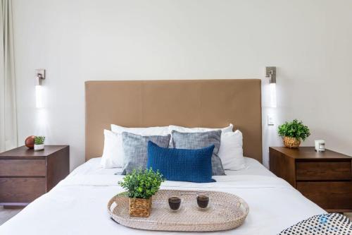 sypialnia z dużym białym łóżkiem z niebieskimi poduszkami w obiekcie Amazing Pool - Gym - Hot Tub - Near Beach w mieście Hollywood