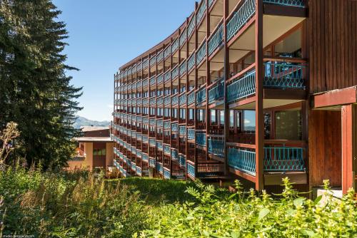 un bâtiment avec des balcons sur le côté dans l'établissement Résidence Pierre & Vacances Le Belmont, à Arc 1800