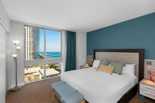 - une chambre avec un grand lit et une grande fenêtre dans l'établissement Beachfront Resort - Pool - Ocean View Balcony- Gym, à Miami Beach