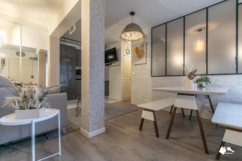 a living room with a couch and a table at MBA - Splendide Appartement Proche Montmartre in Paris
