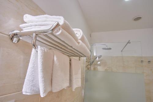 baño con toallas colgadas en un toallero en Bel Sole Guest House, en Civitavecchia