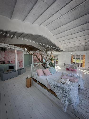 カニェレスにあるSuite con Jacuzziの大きなベッドルーム(ピンクの枕が付いた大きなベッド付)