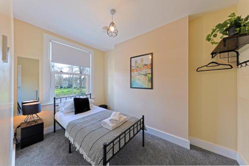 a bedroom with a bed and a window at City Centre Riverside Retreat in Kent