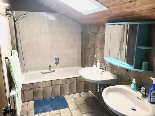 a bathroom with a sink and a bath tub and a sink at Ruhige 2 Schlafzimmer Wohnung Dietzenbach in Dietzenbach