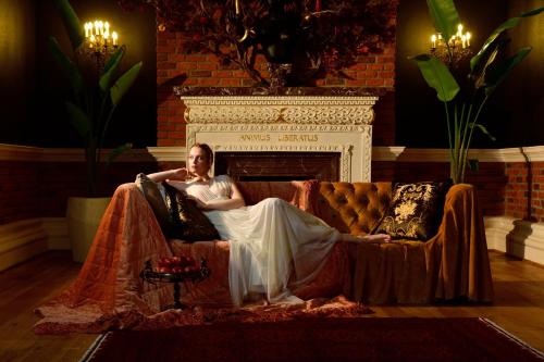 uma mulher deitada num sofá em frente a uma lareira em Sacred Mansion em Goreme