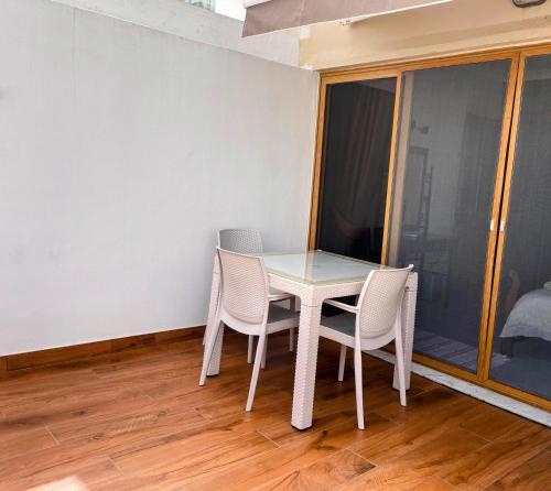 a white table and chairs in a room at City Center Apartments in Mellieħa