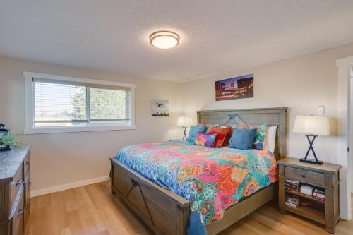 - une chambre avec un lit et une fenêtre dans l'établissement Scenic Tacoma Apartment with Deck and Fire Pit!, à Tacoma