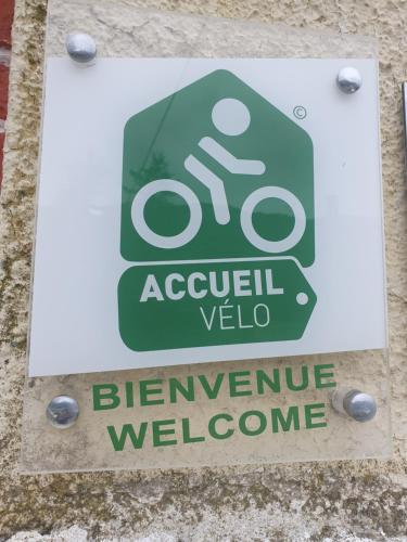 Un panneau qui donne la bienvenue à une vidéo saysoval dans l'établissement le lorrain, à Saint-Pons