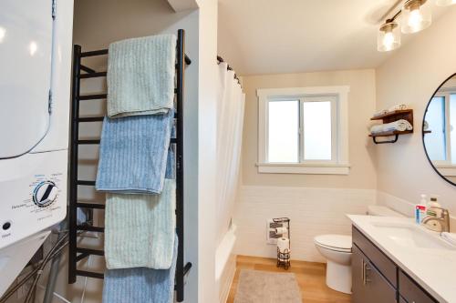 uma casa de banho com um WC e um lavatório em Scenic Tacoma Apartment with Deck and Fire Pit! em Tacoma